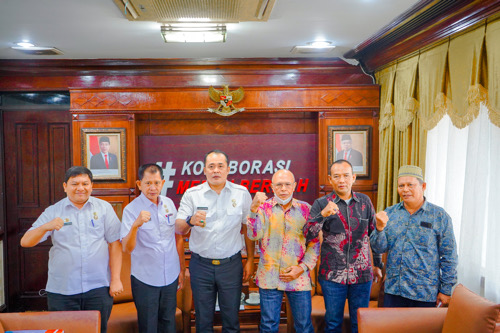 Aulia Rachman saat menerima kunjungan Panitia Turnamen/Festival Sepak Bola U-13 di Balai Kota, Rabu (13/7).