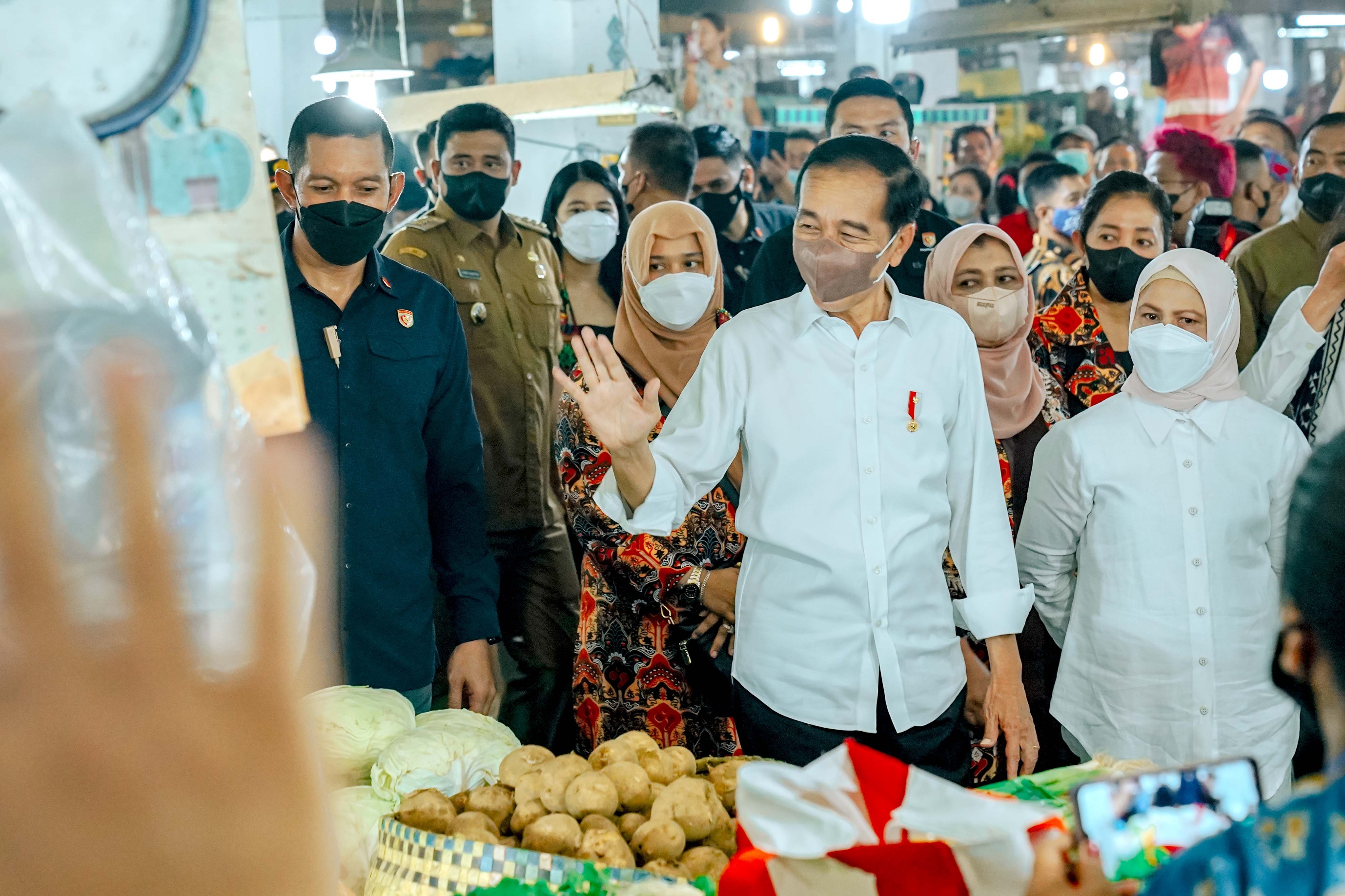 Presiden Joko Widodo Didampingi Ibu Negara Iriana Joko Widodo Mengunjungi Pasar Petisah dan Pusat Pasar Medan, Kamis (7/7)