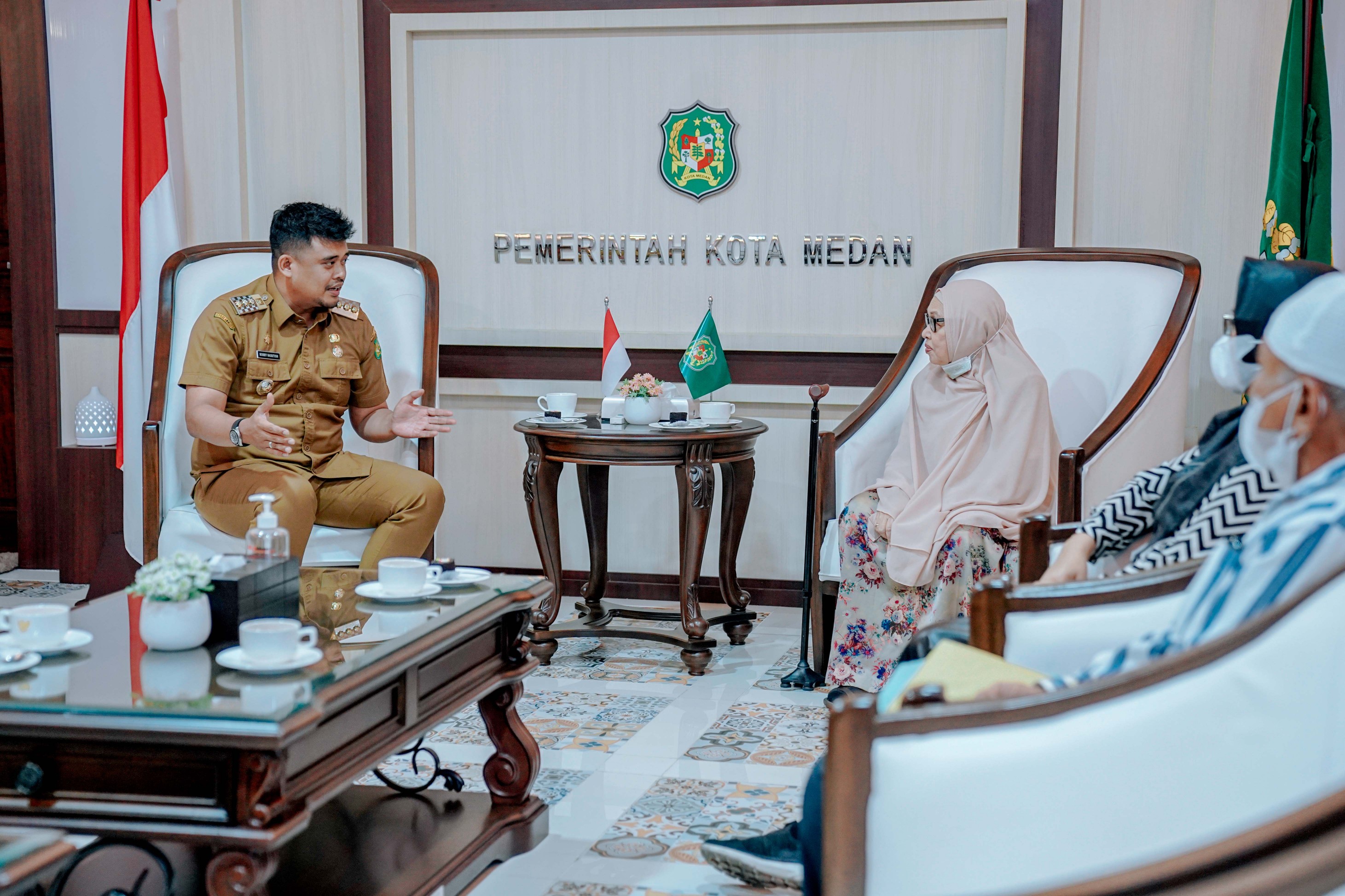 Wali Kota Medan, Bobby Nasution Menerima Ny Rosmeini Bachtiar Djafar, Istri Almarhum H Bachtiar Djafar beserta keluarga di Balai Kota Medan, Senin (25/7)