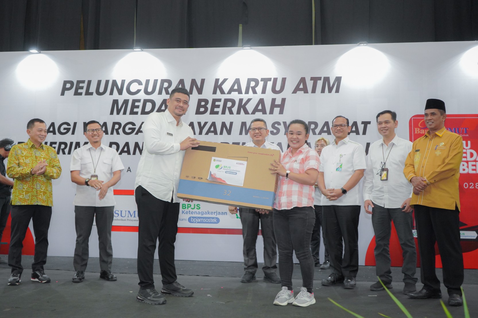 Wali Kota Medan Bobby Nasution Saat Peluncuran Kartu ATM Berlogo Khusus "Medan Berkah" di Medan International Convention Center (MICC), Rabu (10/5)