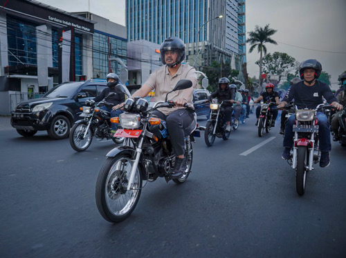 Puluhan Pengendara Sepeda Motor Yang Tergabung Dalam Komunitas All 2 Stroke Bikers Sumut, Ngabuburit Bersama Wali Kota Medan Bobby Nasution, Sabtu (1/4).