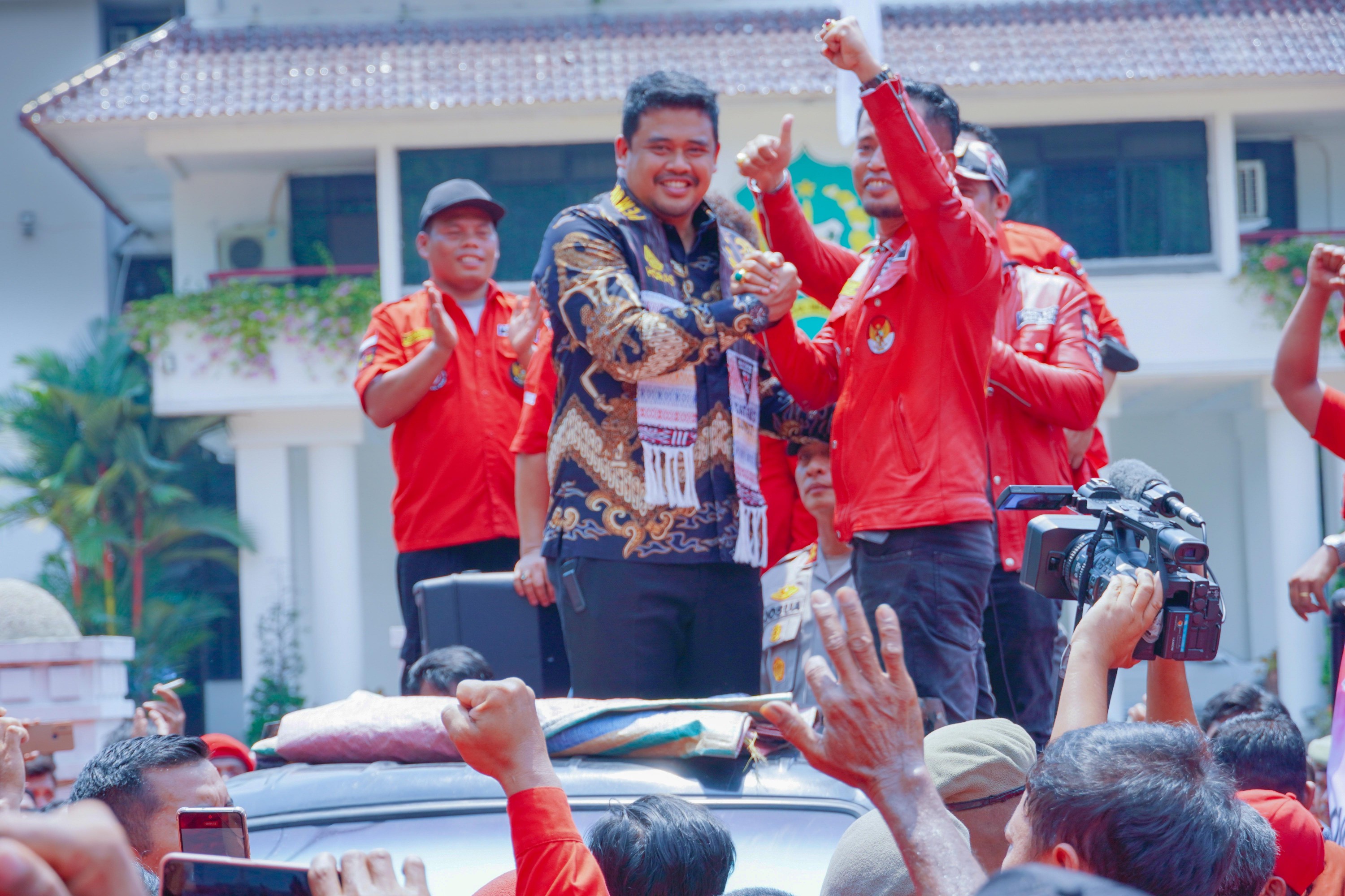 Wali Kota Medan Bobby Nasution Menemui Ratusan Massa Yang Tergabung Dalam Pemuda Batak Bersatu (PBB) Saat Menggelar Aksi Damai di Depan Balai Kota Medan, Kamis (8/6)
