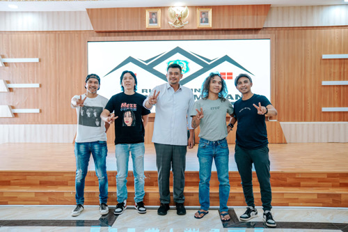 Bobby Nasution Sambut Ramah Kedatangan Grup Band Yang Mengusung Genre Rock, Blues dan Hard Rock di Rumah Dinas Wali Kota Medan, Minggu (24/7).