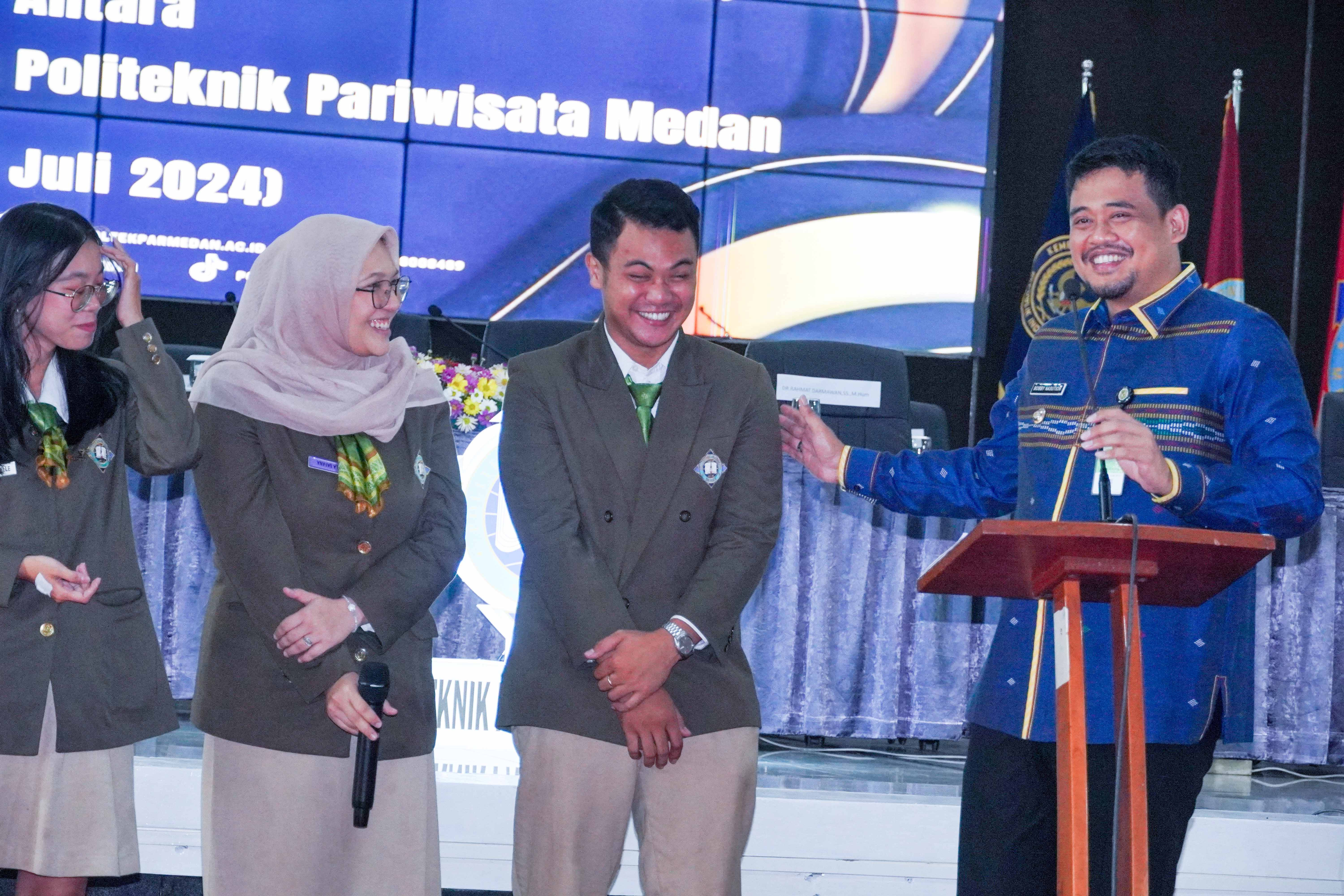 Kuliah Sambil Berusaha, 3 Mahasiswa Poltekpar Terima Bantuan Modal Usaha dari Bobby Nasution
