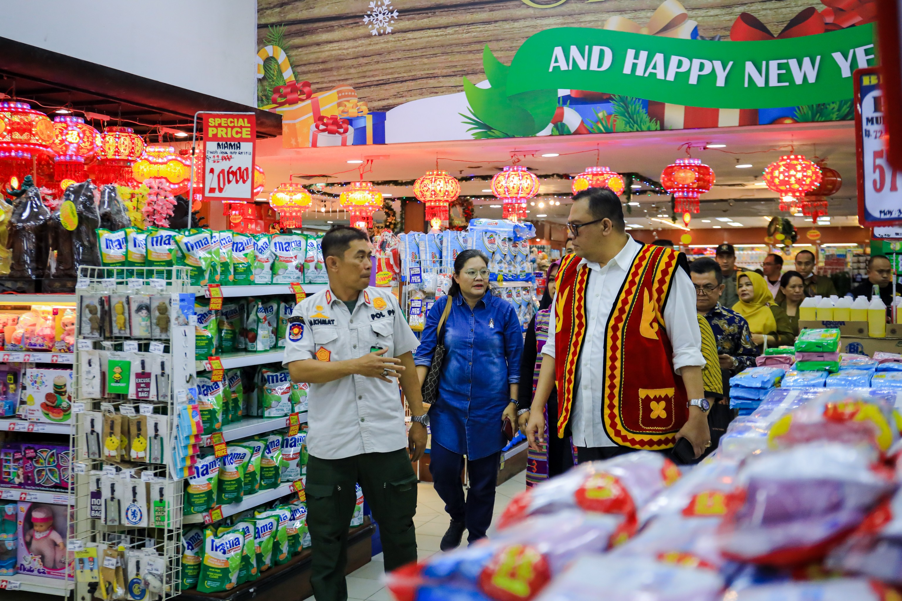 Menjelang Natal dan Tahun Baru 2024, tim Gabungan Pemko Medan Melakukan Monitoring Terhadap Distribusi makanan dan Minuman Kadaluarsa di Salah Satu Pusat Perbelanjaan di Kota Medan, Jumat (22/12/2023)