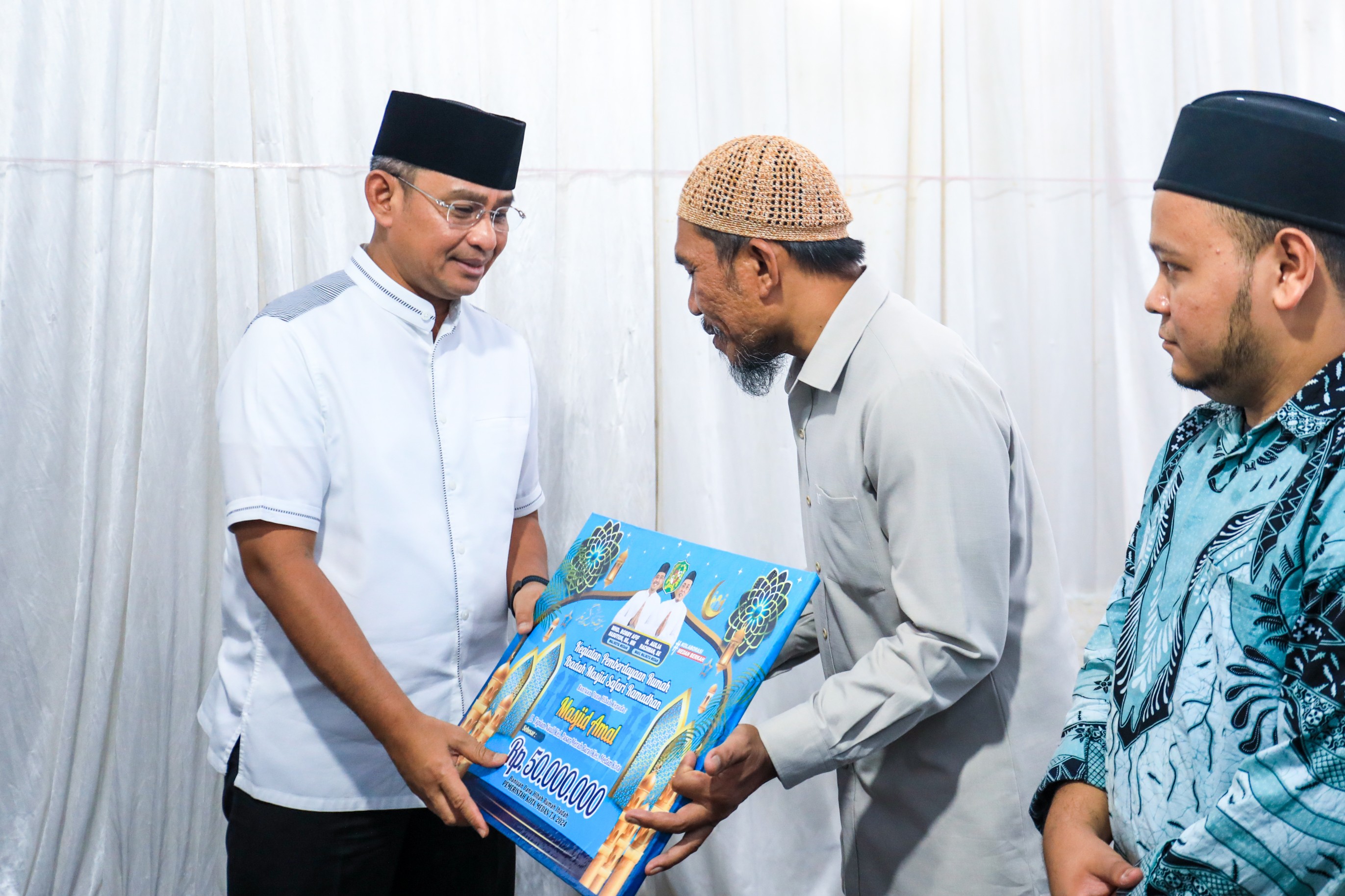 Sekda Kota Medan, Wiriya Alrahman Mengunjungi Mesjid Amal di Jalan Tapian Nauli, Kelurahan Pasar Merah Barat, Kecamatan Medan Kota, Kamis (28/3/2024)