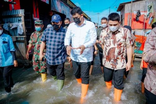 Meninjau Banjir