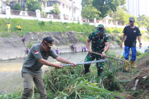 Tim Gabungan Pemko Medan Gelar Gotong Royong Massal di Pinggiran Sungai Deli