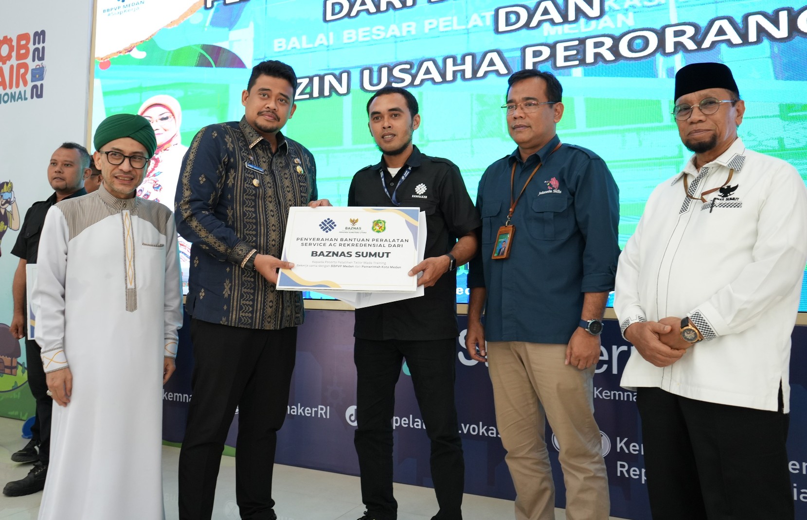 Wali Kota Medan, Bobby Nasution Secara Resmi Menutup Pelatihan Tailor Made Training (TMT) dan Pemagangan Dalam Negeri