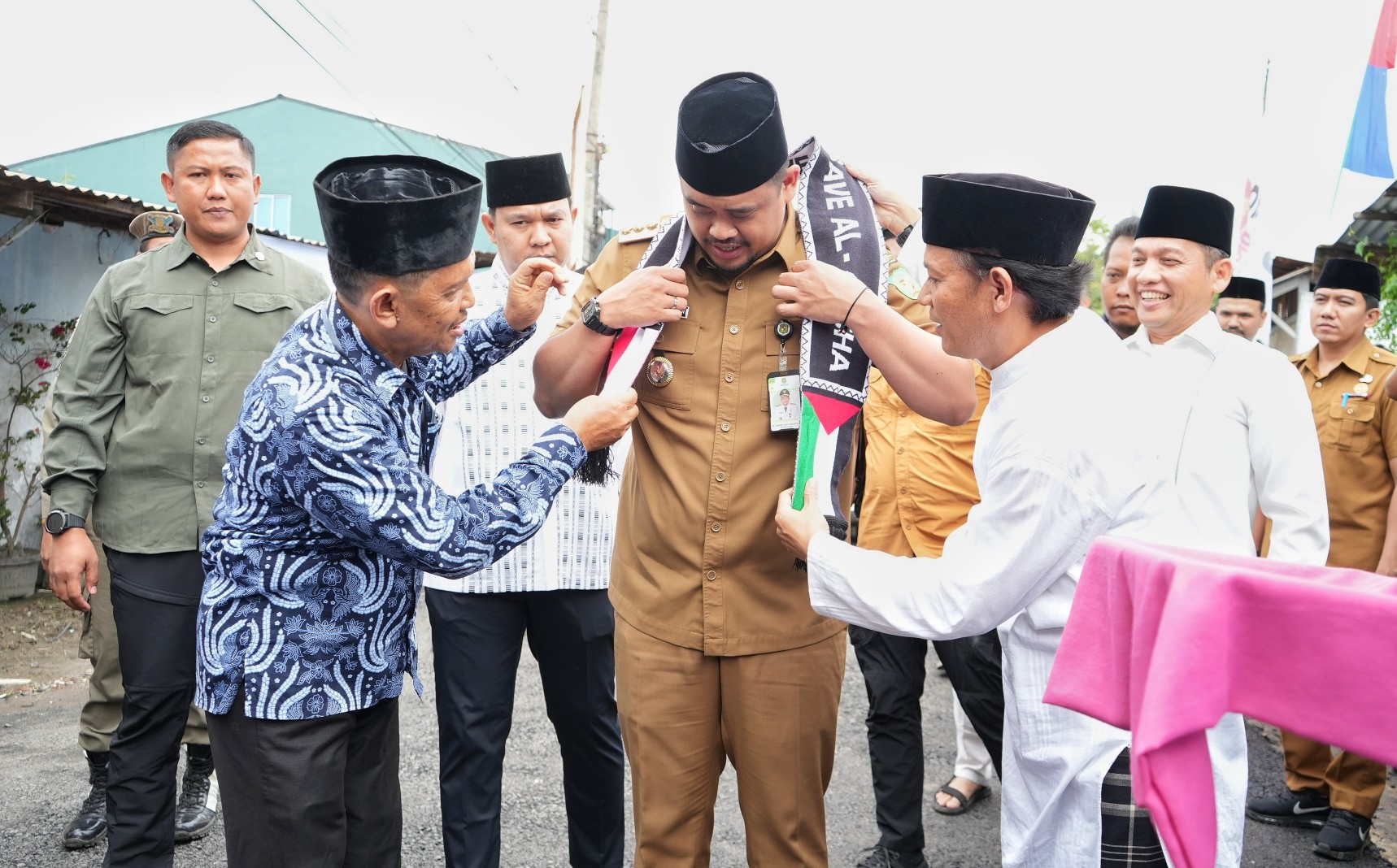Wali Kota Medan, Bobby Nasution Menghadiri Pengajian Akbar dan Doa Bersama Awal Tahun 2024 di Masjid Al-Hidayah, Jalan Starban, Kec. Medan Polonia, Selasa (9/1/2024)