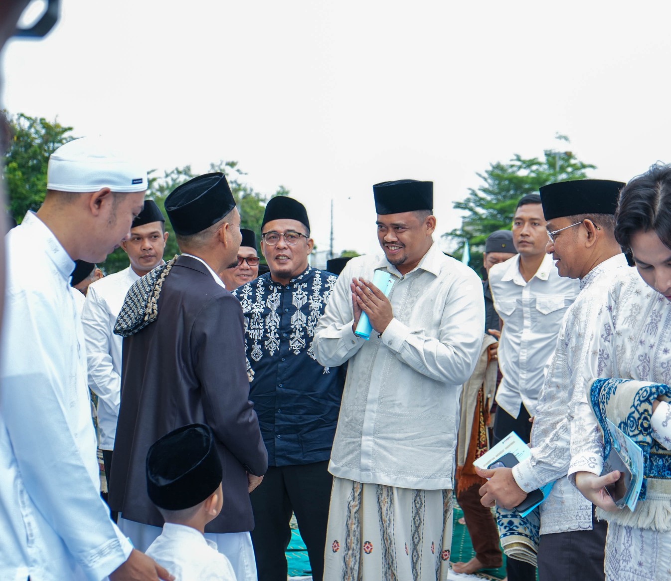 Wali Kota Medan, Bobby Nasution Menunaikan Salat Idulfitri 1445 H di Lapangan Sejati, Kelurahan Pangkalan Masyhur, Kota Medan, Rabu (10/4/2024)