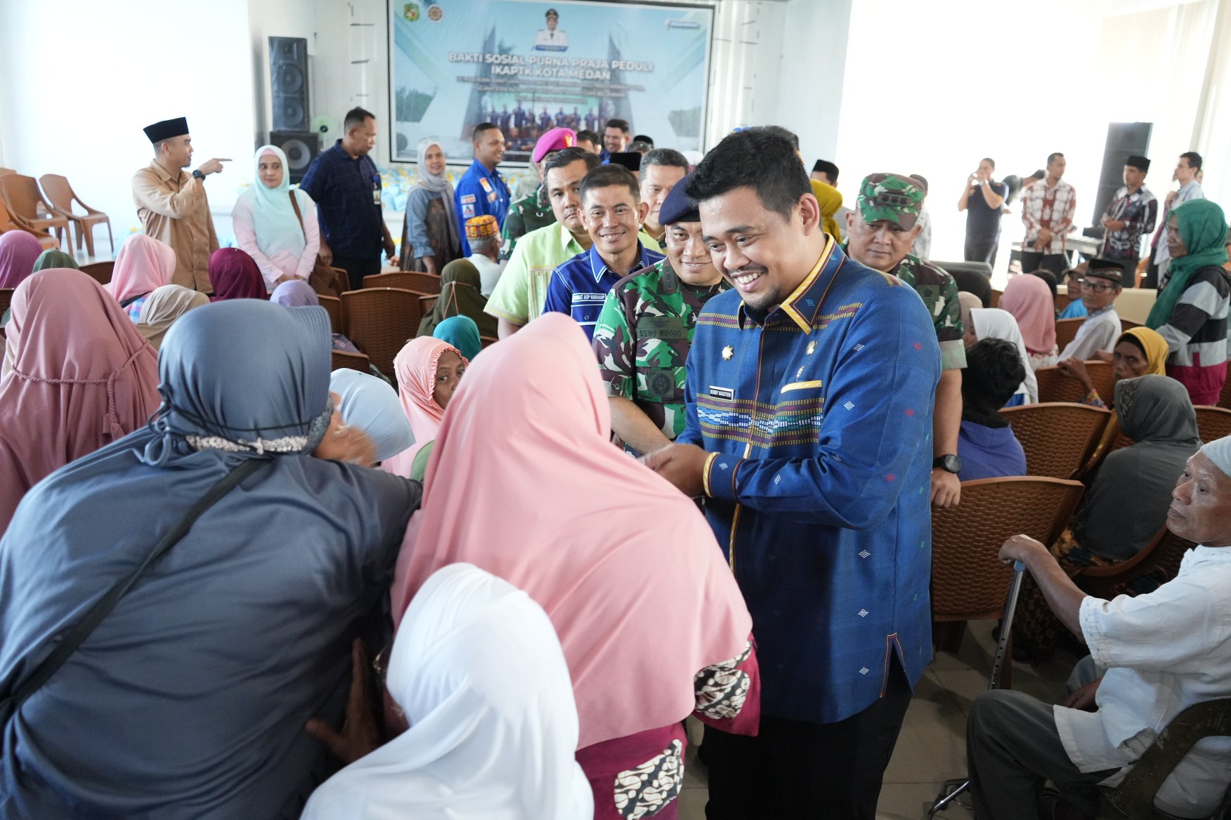 Bantuan paket sembako tersebut diserahkan secara simbolis oleh 
bantuan sebanyak 1100 paket sembako kepada masyarakat Kota Medan yang membutuhkan di Kecamatan Medan Belawan, Jum'at (5/4/2024).
Wali Kota Medan, Bobby Nasution Menyerahkan