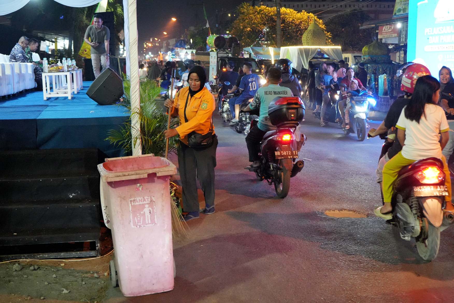 Ditengah Kemeriahan Malam Takbiran, Ada Petugas Kebersihan Yang Selalu Siaga Membersihkan Sampah