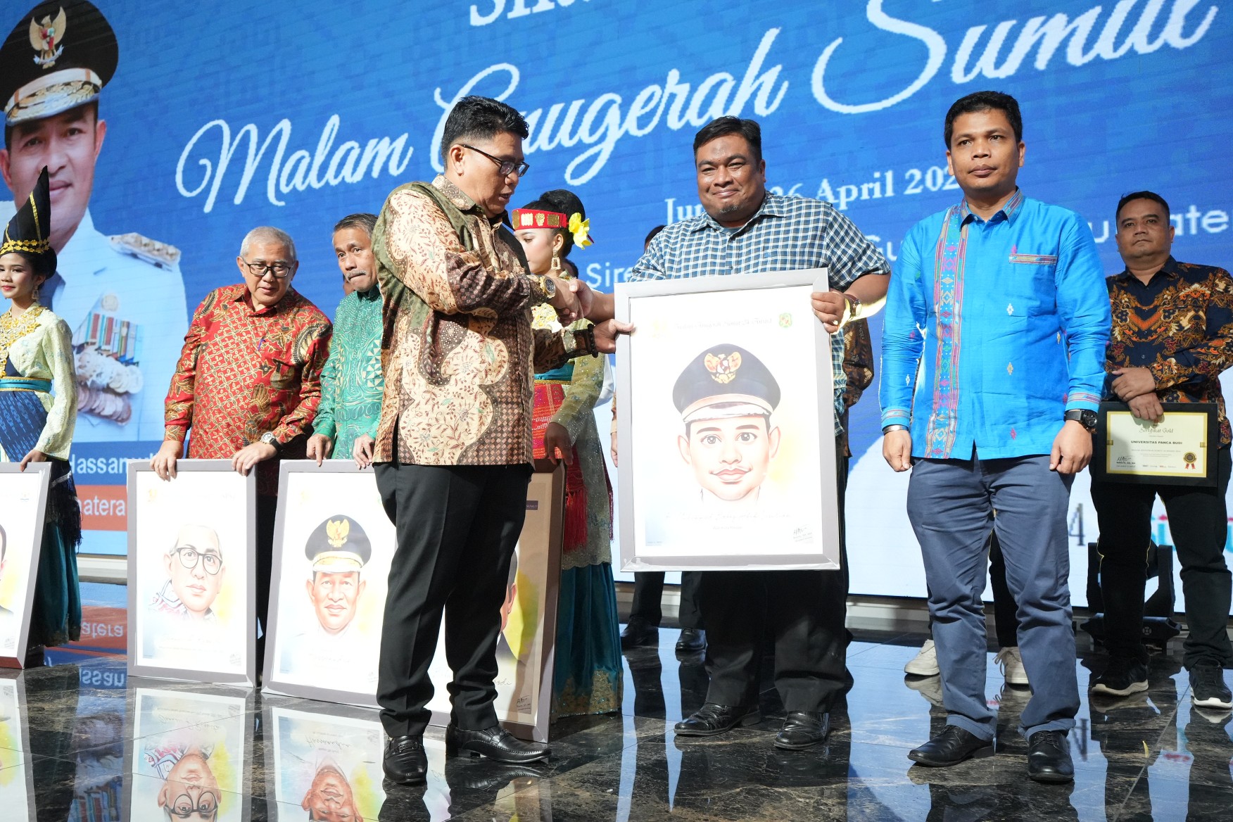 Media Sumut 24 mMmberikan Penghargaan Kepada Wali Kota Medan, Bobby Nasution Dalam Acara Malam Anugerah Sumut 24 Award Yang Digelar di Aula Raja Inal Siregar Kantor Gubsu, Jum'at (26/4/2024) Malam
