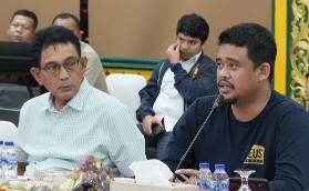 Wali Kota Medan, Bobby Nasution Memimpin Rapat Program Kegiatan Gotong Royong dan Normalisasi Sungai Deli di Pendopo Rumah Dinas, Senin (18/9/2023) Malam