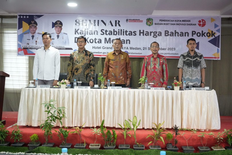 Asisten Perekonomian Pembangunan, H. Agus Suriyono Membuka Seminar Kajian Stabilitas Harga Bahan Pokok di Kota Medan, di Hotel Grand Kanaya, Kamis (21/9/2023)