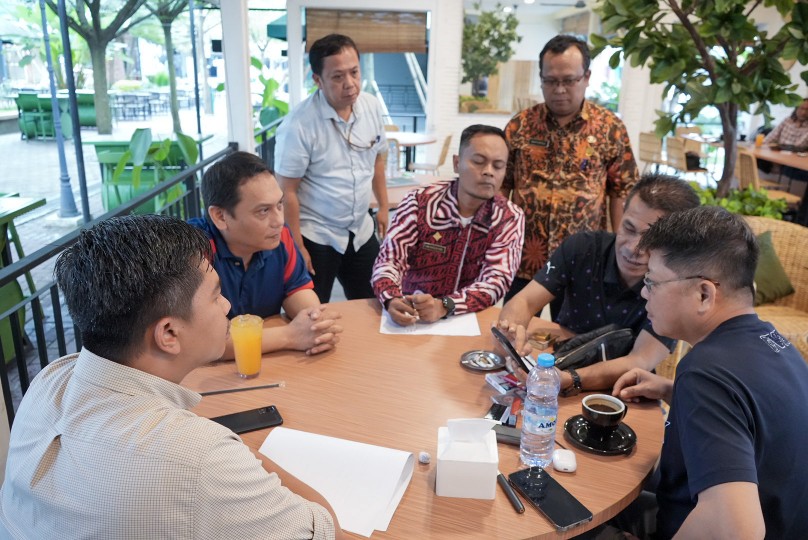 Kepala Dinas Perhubungan Kota Medan, Iswar Lubis Meninjau Lokasi Yang Direncanakan Sebagai Halte Titik Awal Keberangkatan Bus Listrik di Kompleks J-City, Jumat (22/12/2023)