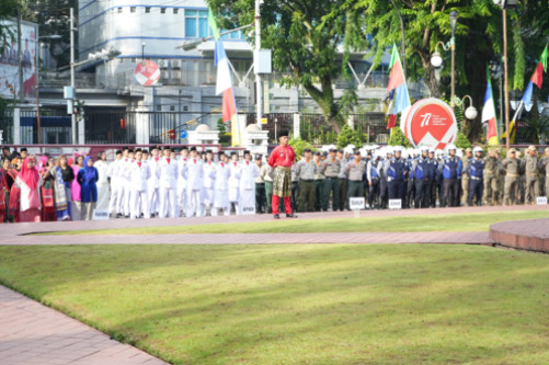 Ratusan Aparatur Sipil Negara (ASN) dilingkungan Pemko Medan mengikuti upacara bendera dalam rangka peringatan Hari Lahir Pancasila di halaman depan Kantor Wali Kota Medan, Kamis (1/6).