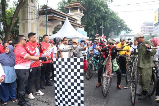 Wali Kota Medan, Bobby Nasution Melepas Jalan Santai Yang Diikuti Ribuan Warga Dalam Perhelatan Car Free Day (CFD), di Jalan Pulau Pinang Medan, Minggu (19/6)