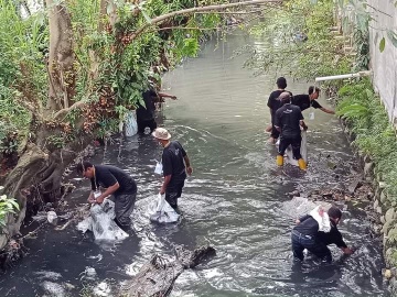 Dalam rangka menyambut HUT Kota Medan ke 432 Tahun, Kelurahan Babura Kecamatan Medan Baru Menggelar Kegiatan Aksi Bersih Susur Alur Sungai Putih, Minggu (19/6)