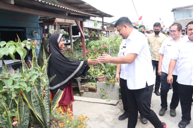 Wali Kota Medan, Bobby Nasution Meninjau Langsung Lerbaikan Rumah Sejumlah Warga di Lorong 6, Bagan Deli. Kec. Medan Belawan, Rabu (29/6)