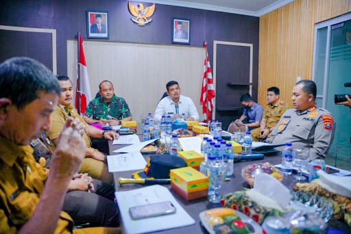 Wali Kota Medan, Bobby Nasution Memimpin Rapat Dengan Unsur Forkopimda Medan Bagian Utara Yang Digelar di Mako Marinir Jalan Serma Hanafiah Belawan, Selasa (12/7)