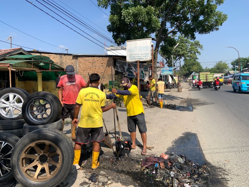 Pemko Medan Melalui Dinas PU Kota Medan Melakukan Normalisasi Drainase Yang Berada di Jalan Letda Sujono Medan, kel. Bandar Selamat, Kec. Medan Tembung