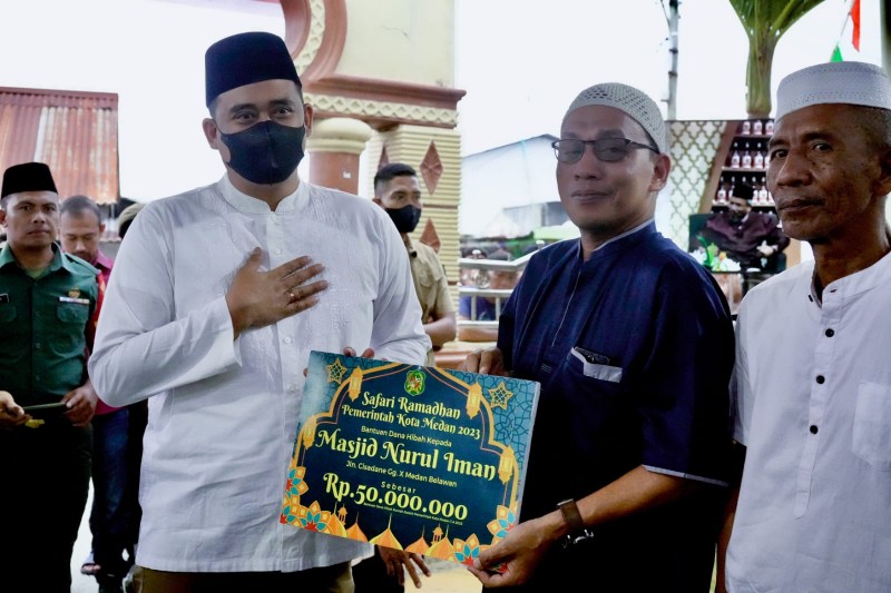 Wali Kota Medan, Bobby Nasution Safari Ramadan Ke Masjid Nurul Iman di Jalan Cisadane Gang X Kecamatan Medan Belawan, Rabu (19/4) Petang