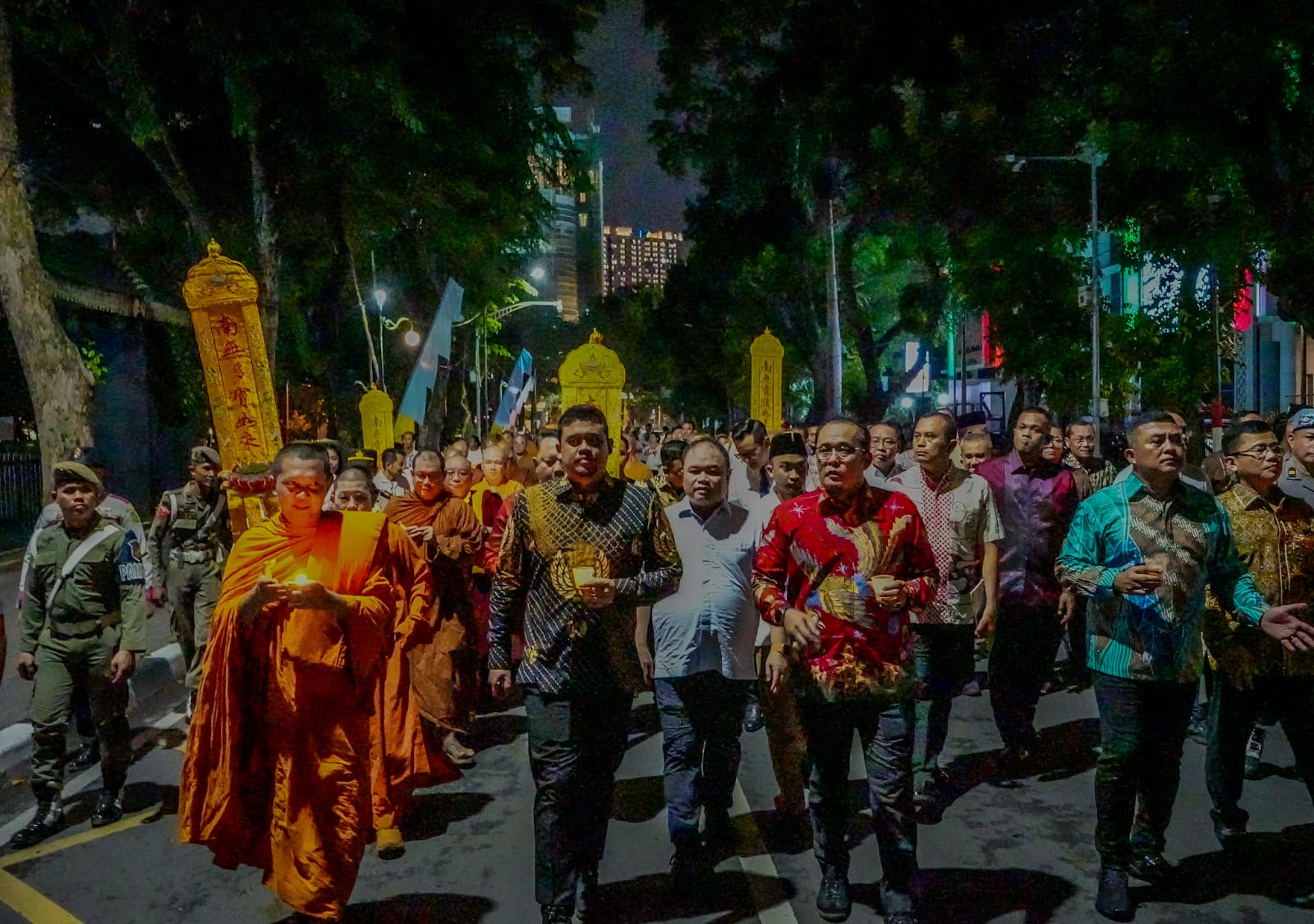 Peringatan Hari Raya Waisak Pemko Medan, Bobby Nasution Ikut Pawai Lilin Bersama Umat Buddha
