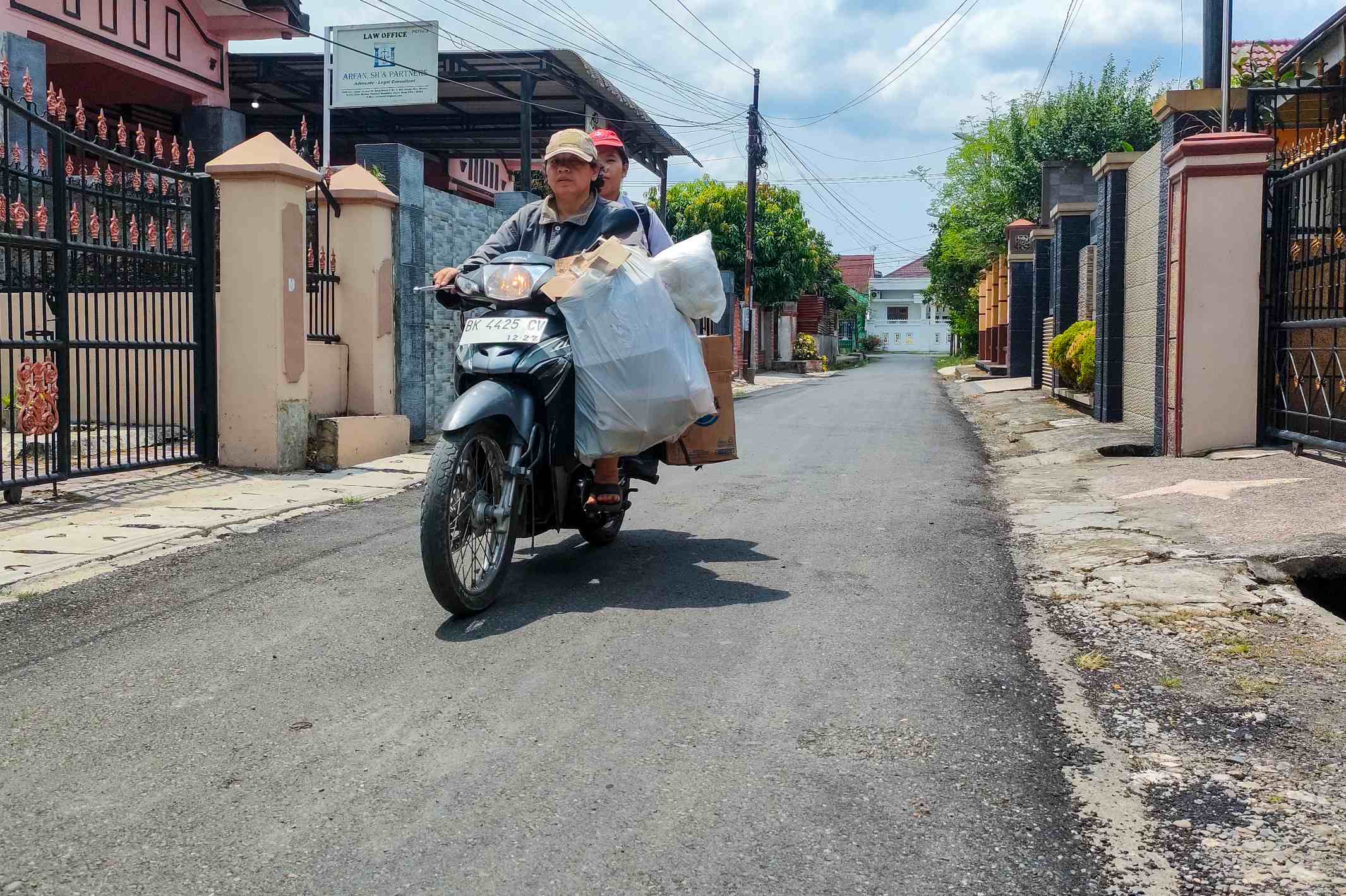 14 Tahun Merasakan Jalan Rusak, Warga Gang Murni X Medan Denai Mengaku Senang Atas Pengaspalan Jalan