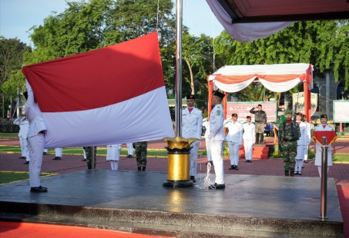 Berlangsung Khidmat, Upacara Penurunan Bendera Diwarnai Pemberian Tanda Kehormatan Satyanlancana Satya pada PNS Pemko Medan
