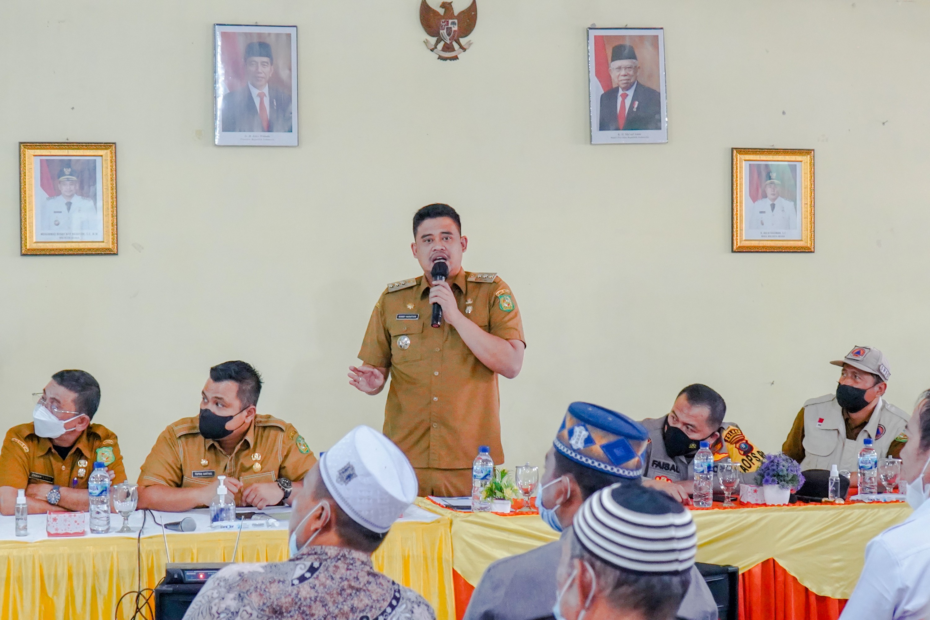 Wali Kota Medan, Bobby Nasution Saat Memimpin Rapat Pembangunan Tanggul Dengan Masyarakat di Kantor Kelurahan Belawan Bahagia, Rabu (21/6) Siang