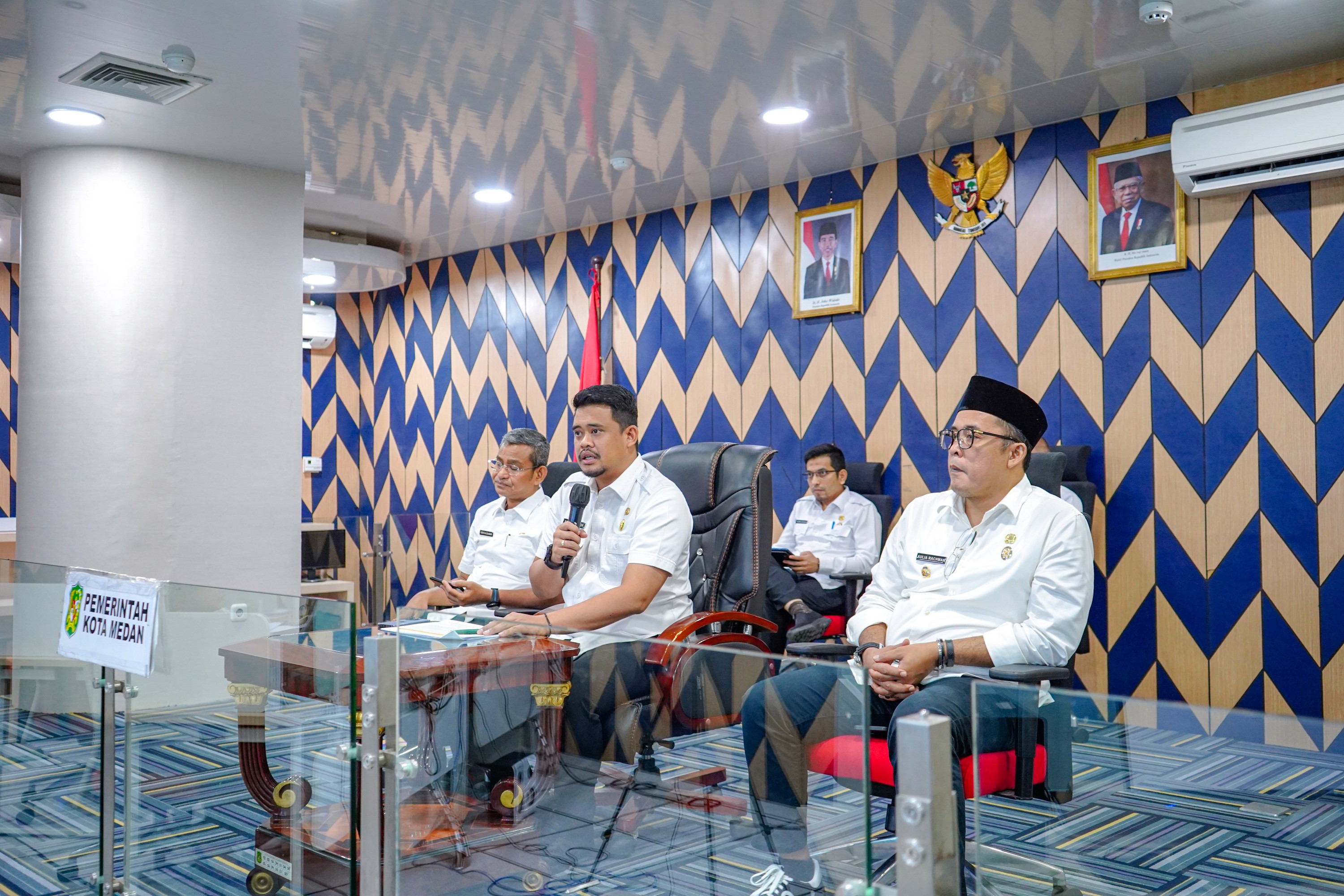 Wali Kota Medan Bobby Nasution Memimpin Rapat Koordinasi Teknis Pelaksanaan Kegiatan Tahun 2023 Yang Dilakukan Secara Zoom Meeting di Command Center Balai Kota, Rabu (29/3)