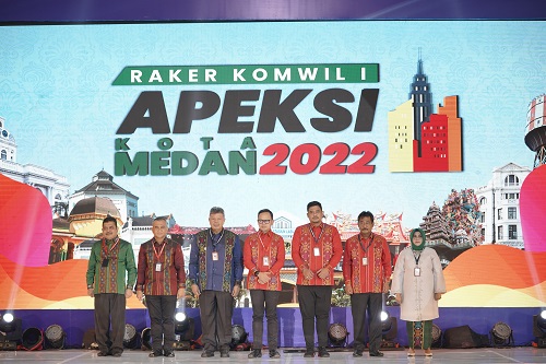 Ketua Dewan Pengurus Pusat Asosiasi Pemerintah Kota Seluruh Indonesia (APEKSI)  Membuka Rapat Kerja Komisariat Wilayah (Komwil) I APEKSI di Santika Dyandra Hotel, Kamis (30/6).