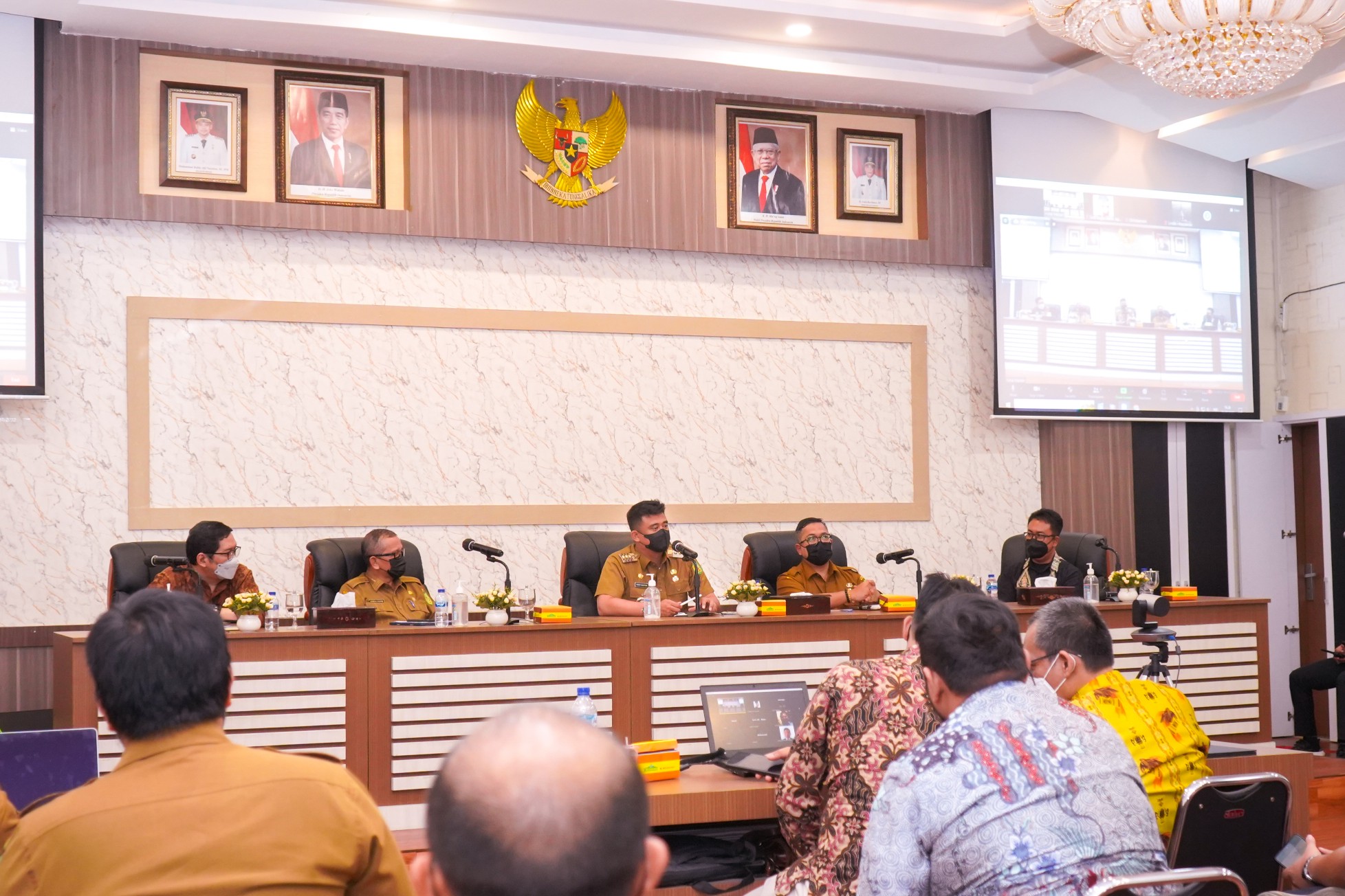 Wali Kota Medan, Bobby Nasution Mendengarkan Pemaparan Dokumen Studi Kelayakan Proyek Revitalisasi Lampu Penerangan Jalan Umum (PJU) Jenis LED Beserta Smart Roadway System Monitoring Yang Disampaikan Konsorsium APEX Cakra Buana di Balai Kota Medan, Senin (25/7)