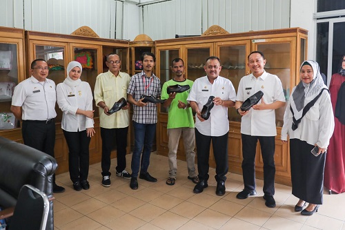 Dinas Perindustrian Kota Medan menggelar Pelatihan Pembuatan Sepatu di UPT Pelayanan Sentra Industri Kecil Menengah (IKM), Denai, Rabu (13/7)