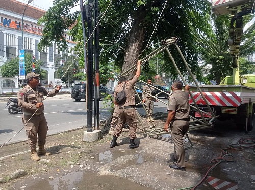 Tim Gabungan Satpol PP Kota Medan Melakukan Razia Penertiban Papan Reklame Yang Menyalahi Aturan, Selasa (26/7).