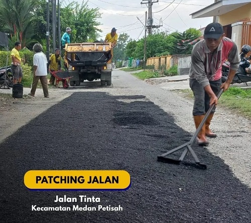 Pemko Medan Melalui Dinas PU Terus Melakukan Perbaikan Jalan Rusak Di Kota Medan Guna Mewujudkan Program Prioritas Wali Kota Medan Bobby Nasution.