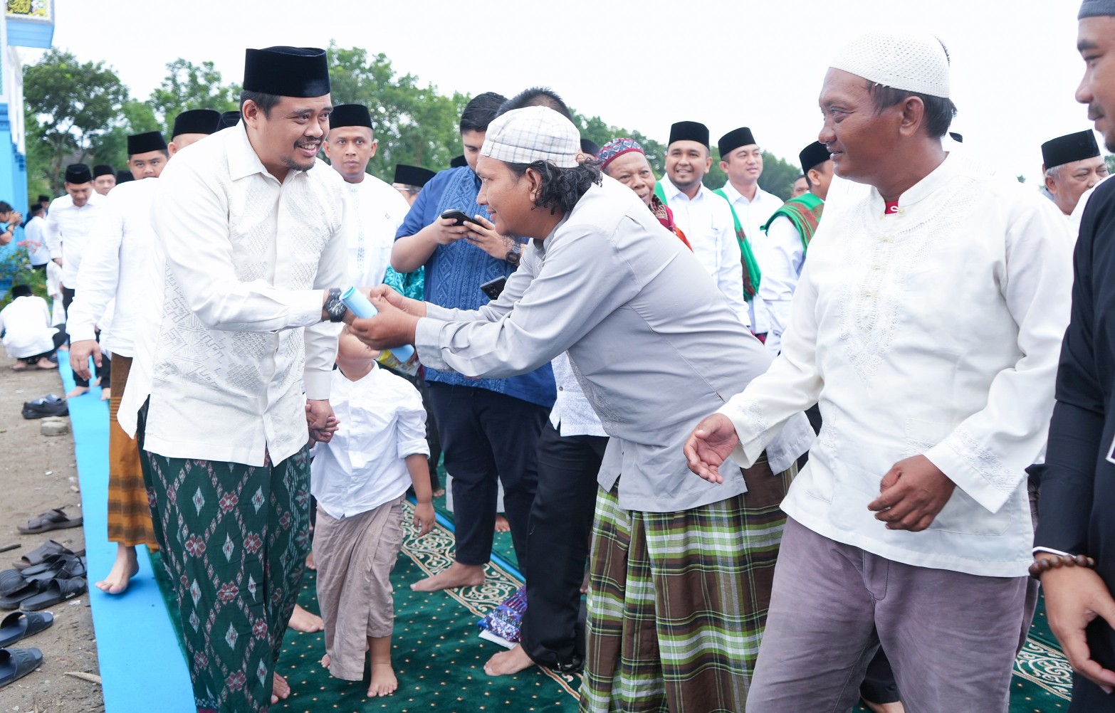 Wali Kota Medan Bersama Keluarga Salat Iduladha di Lapangan Komplek Tasbih I