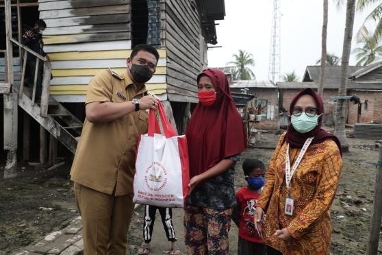 Wali Kota Medan Salurkan Bantuan Paket Sembako Untuk Warga Kampung Nelayan