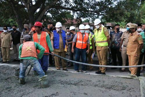 Pastikan Pembetonan Jalan Berjalan Baik, Wali Kota Medan Melakukan Peninjauan Hingga Malam Hari