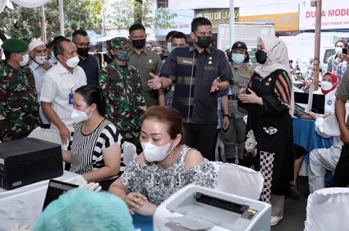 Tinjau Vaksinasi, Wali Kota Medan Harapkan Pedagang Dapat Menekan Penyebaran Covid-19