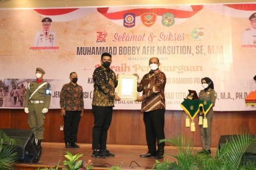 Bobby Nasution Terima Penghargaan Karya Bhakti Peduli Satuan Polisi Pamong Praja Dari Mendagri