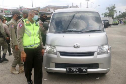 Hari Kedua, Belasan Angkutan Umum dan Mobil Pribadi Terjaring di Posko Penyekatan Mudik di Medan Tuntungan
