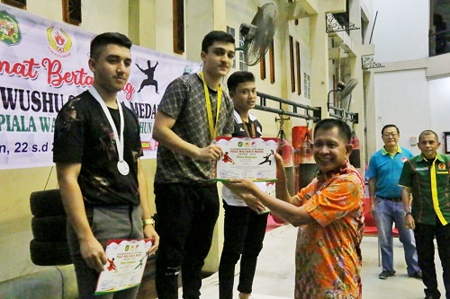 Kadispora Kota Medan Serahkan Medali Tanda Ditutupnya Kejuaraan Wushu Se-Kota Medan Memperebutkan Piala Wali Kota Medan Tahun 2022