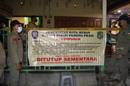 Tim Patroli Prokes dan PPKM Mikro Medan Segel Restoran di Jalan Sisingamangaraja..