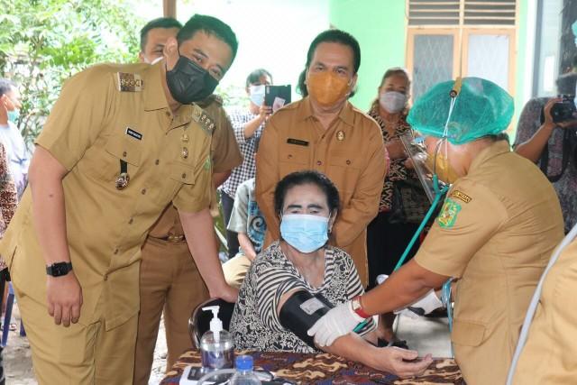 Wali Kota Medan Tinjau Vaksinasi Khusus Lansia di Medan Tuntungan dan Belawan