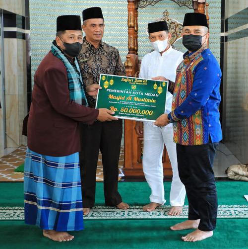 Wujud Program Masjid Mandiri, Pemko Medan Berikan Bantuan Untuk Masjid Al Muslimin Medan Timur