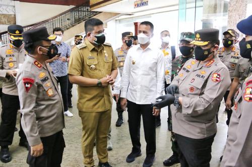 Wakapolri Bersama Wagubsu dan Wali Kota Medan Meninjau Tempat Isoter di Ex Hotel Soechi