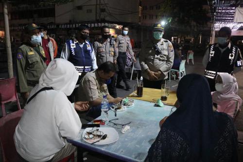 Tim Patroli Prokes dan PPKM Mikro Medan Segel Restoran dan Kafe di Medan Tembung